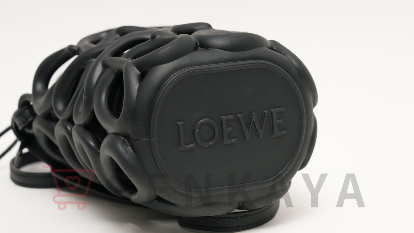 LOEWE アナグラム インフレーテッドポケット レザー×ラバー ショルダーバッグ ブラック