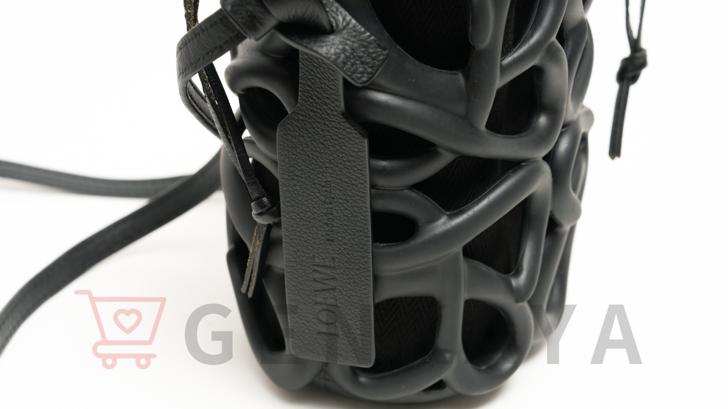 LOEWE アナグラム インフレーテッドポケット レザー×ラバー ショルダーバッグ ブラック